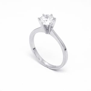 Оправа - классическое кольцо с бриллиантом