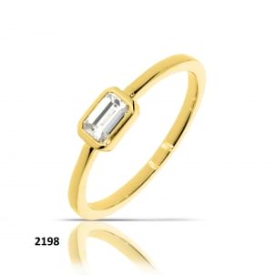 Тонкое кольцо с бриллиантом изумрудной огранки
