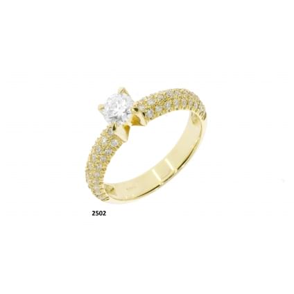 Бриллиантовое кольцо из желтого золота с центральным камнем