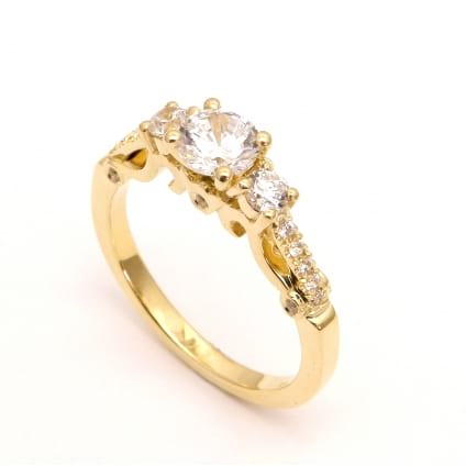 Оправа из красного золота кольцо с тремя бриллиантами